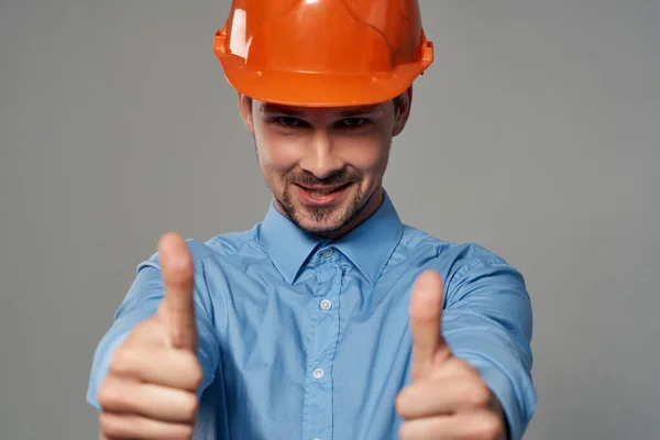 Homem em laranja capacete blueprints construtor isolado fundo — Fotografia de Stock