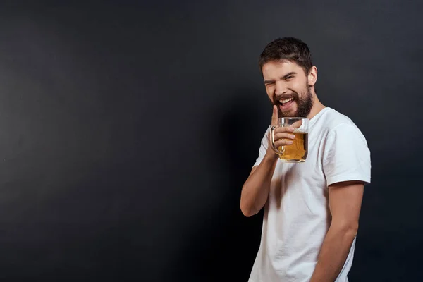 Barbu homme avec bière alcool bar style de vie — Photo