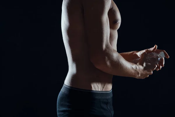 Muž v černých kraťasech čerpané tělo cvičení fitness motivace — Stock fotografie