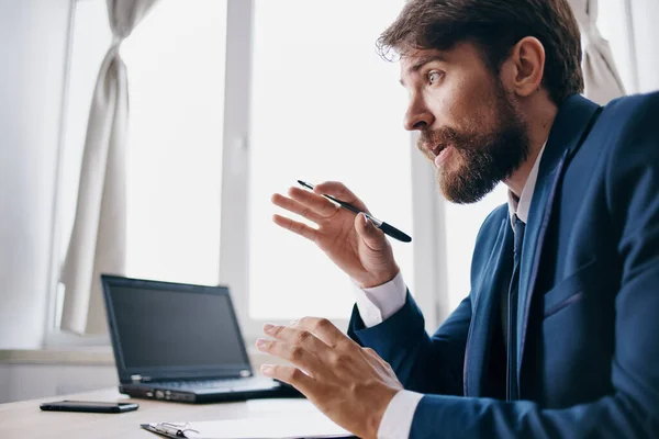 Gerente sentado em uma mesa na frente de um profissional de finanças laptop — Fotografia de Stock