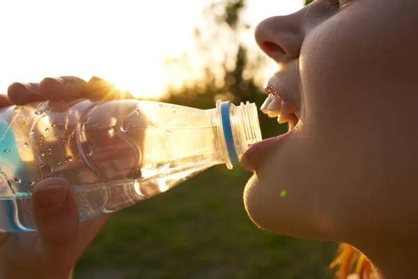 Vidám Ivóvíz Egy Üvegből — Stock Fotó