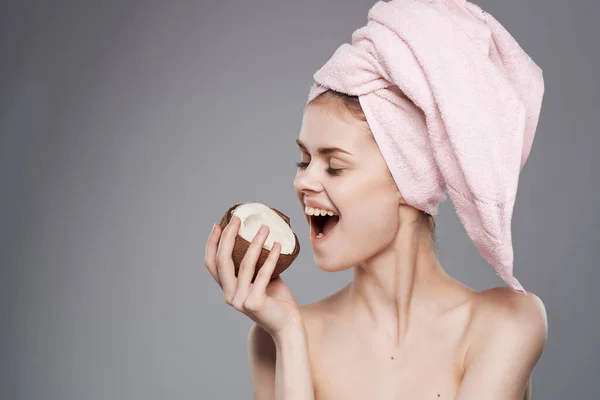 Wanita Dengan Handuk Kepalanya Setelah Mandi Dengan Kelapa Latar Belakang — Stok Foto