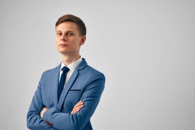 Takım elbiseli bir iş adamı ellerini önüne koydu. Kendine güvenen profesyonel bir iş çıkardı.