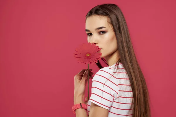 Mooie Vrouw Met Rode Bloem Geïsoleerde Achtergrond Hoge Kwaliteit Foto — Stockfoto