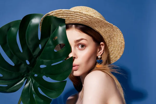美丽的女人 绿色的棕榈叶呈蓝色背景 高质量的照片 — 图库照片