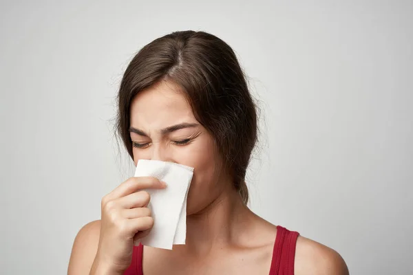 Vrouw met gewonde vinger in rood t-shirt gezondheidsproblemen letsel — Stockfoto