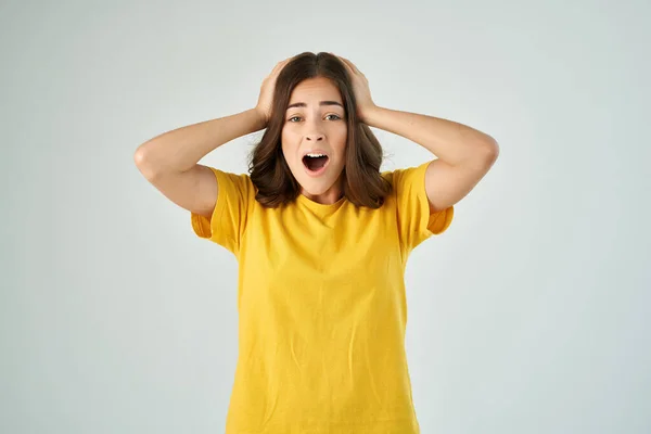 Donna emotiva in t-shirt gialla a bocca aperta stress sorpresa — Foto Stock