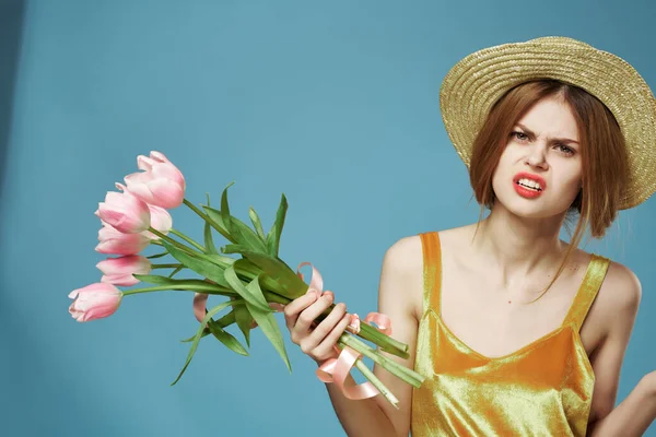 Vacker Kvinna Bär Hatt Med Bukett Blommor — Stockfoto