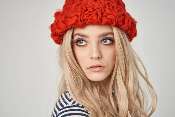Bonita mujer en una camiseta a rayas Red Hat posando Studio —  Fotos de Stock