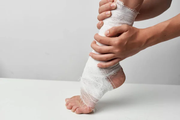 Перев'язана нога проблеми зі здоров'ям травми медицини — стокове фото