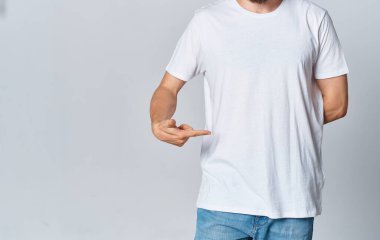 Beyaz tişörtlü ve kot pantolonlu adam. Reklam arkaplanı.