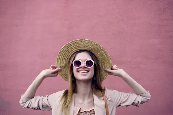 Donna Strada Indossando Cappello Occhiali Sfondo Rosa Parete — Foto Stock