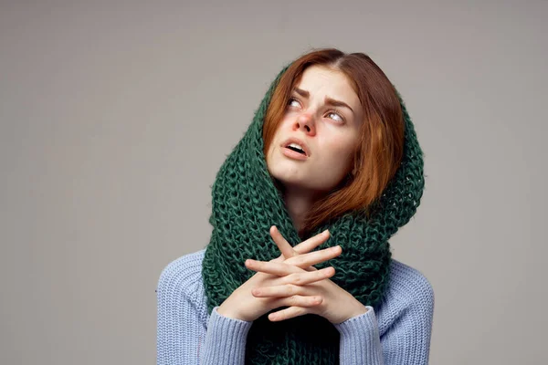 Frau Mit Grünem Schal Auf Dem Kopf Posiert — Stockfoto