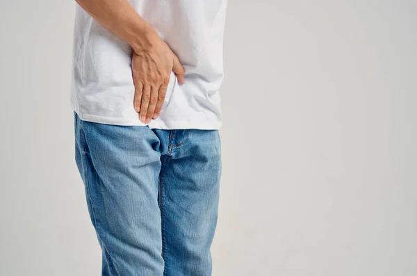 Skäggig man bär vit t-shirt och hålla magen hälsoproblem diarré — Stockfoto