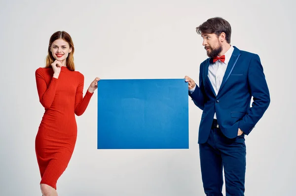 Homme et femme bleu maquette affiche présentation publicité — Photo