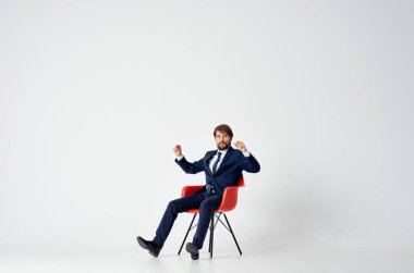Kırmızı Sandalyede oturan Neşeli Adam Ofis Müdürü