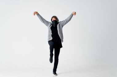 Maskeli adam yüzünü gizliyor. Duygularını gizliyor.