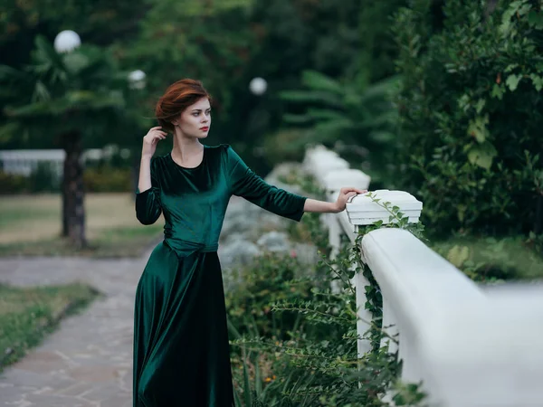 Nő zöld ruhában természet park romantika életmód — Stock Fotó