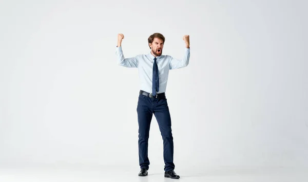 Üzletember ing nyakkendő menedzser érzelmek pózol fény háttér — Stock Fotó