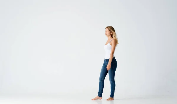 Žena v džínách bosá Pozitivní lehký pohyb pozadí — Stock fotografie