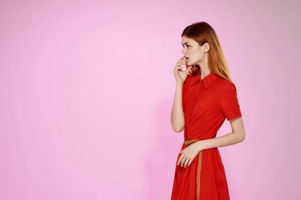 Bonita mujer en vestido rojo mano gestos lujo aislado fondo — Foto de Stock