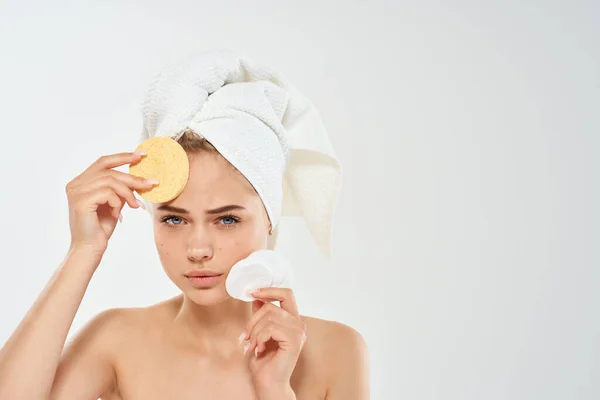 Wanita dengan handuk di kepalanya bersih kulit kesehatan emosi dermatologi — Stok Foto
