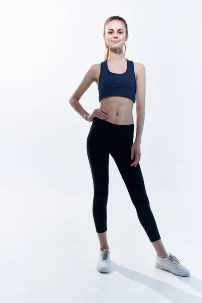 Atlético mujer delgado figura gimnasio entrenamiento energía estilo de vida —  Fotos de Stock