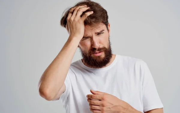 Man in wit t-shirt hoofd letsel gezondheid behandeling — Stockfoto