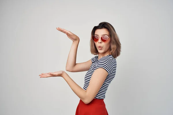 Vrolijk vrouw mode gebaar handen emoties licht achtergrond — Stockfoto