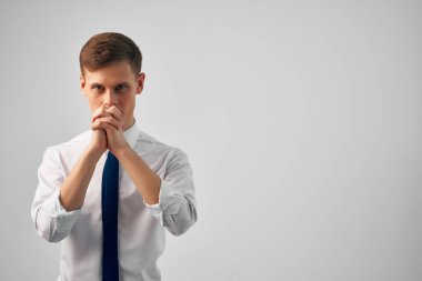 Takım elbiseli bir iş adamı yönetici ofis yöneticisi