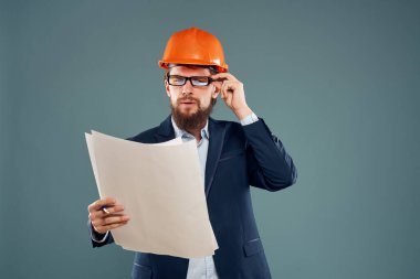 Erkek mühendis inşaat sektöründe çalışıyor. Stüdyo el hareketi.