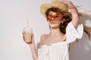 Güzel kadın dekorasyonları cazibeyle izole edilmiş arka plan