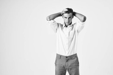 Beyaz gömlekli adam el ele tutuşuyor moda, profesyonel özgüven.