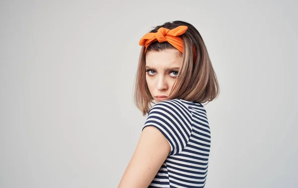 Femme en t-shirt rayé avec bandage sur la tête posant en gros plan — Photo