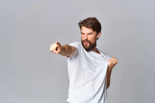 Веселий чоловік жестикулює руками в білій футболці повсякденний танець одягу — стокове фото