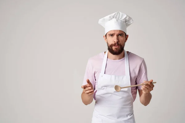 Uomo in grembiule bianco professionisti ristorante cucina industria — Foto Stock