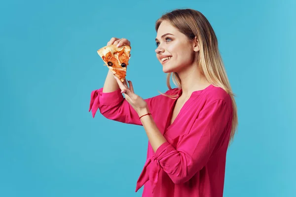 Mulher bonita na camisa rosa fast food estilo de vida lanche — Fotografia de Stock