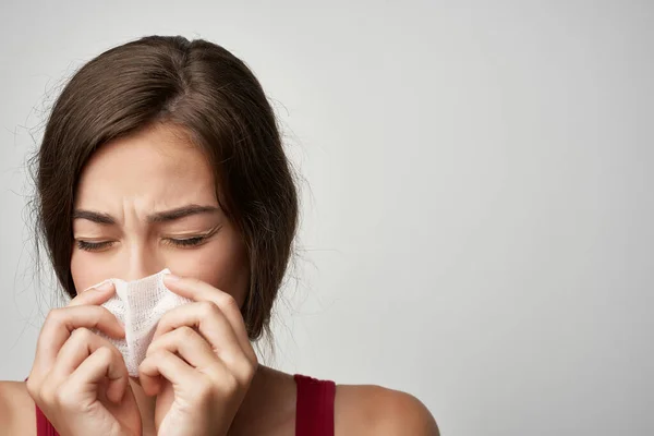 Mujer con problemas de salud del resfriado alergia infección tratamiento — Foto de Stock