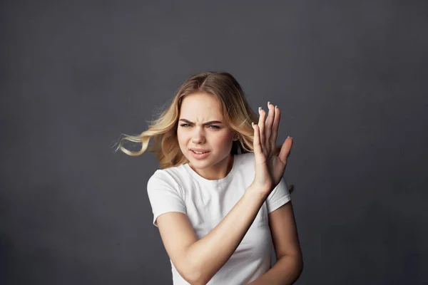 Bella donna su bianco t-shirt moda sfondo scuro — Foto Stock