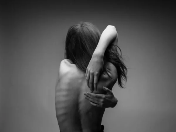 Kvinna med naken rygg poserar studio isolerad bakgrund — Stockfoto