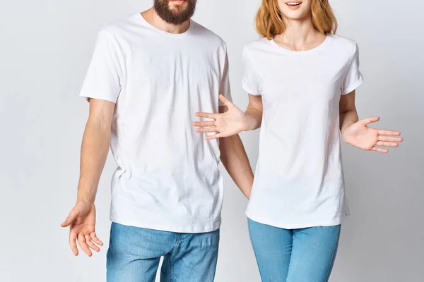 Pareja joven en camisetas blancas y jeans Diseño maqueta Copiar espacio — Foto de Stock