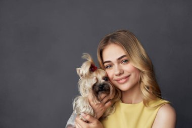 Küçük safkan köpeği olan bir sarışın eğlenceli bir arkadaşlığı oynuyor.