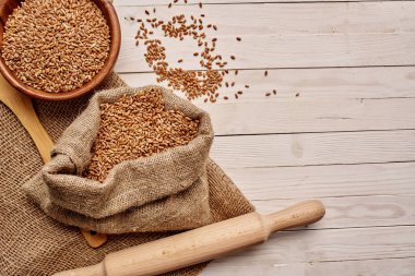 Ahşap sofra takımı organik ürünler yakın plan.