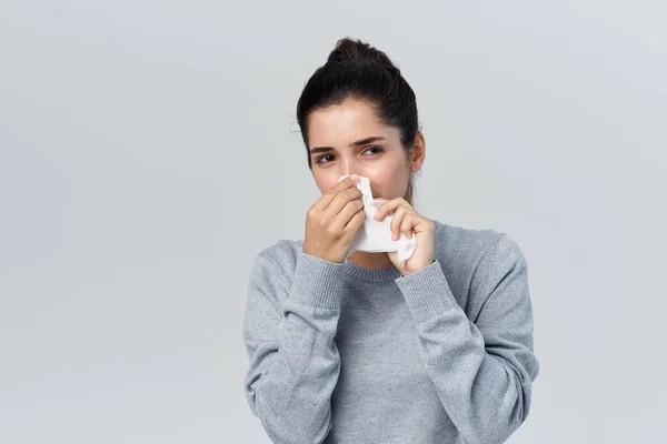 Κρυολόγημα γυναίκα καταρροή προβλήματα υγείας μύτη θεραπεία λοίμωξη — Φωτογραφία Αρχείου
