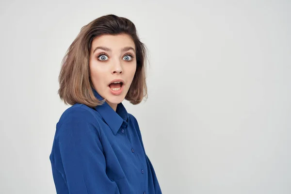 Hübsche Frau im blauen Hemd professioneller Manager Büroleiter — Stockfoto