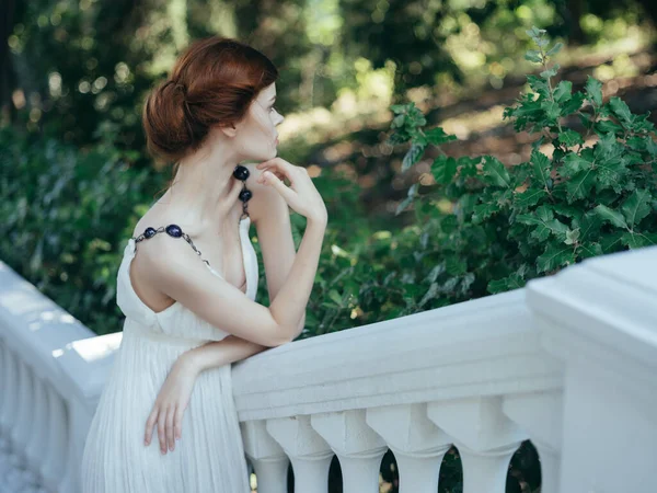 Γυναίκα λευκό φόρεμα στο πάρκο φύση διακόσμηση τρόπο ζωής — Φωτογραφία Αρχείου