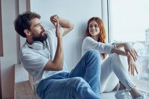 Мужчина и женщина сидят на подоконнике романтической радости — стоковое фото