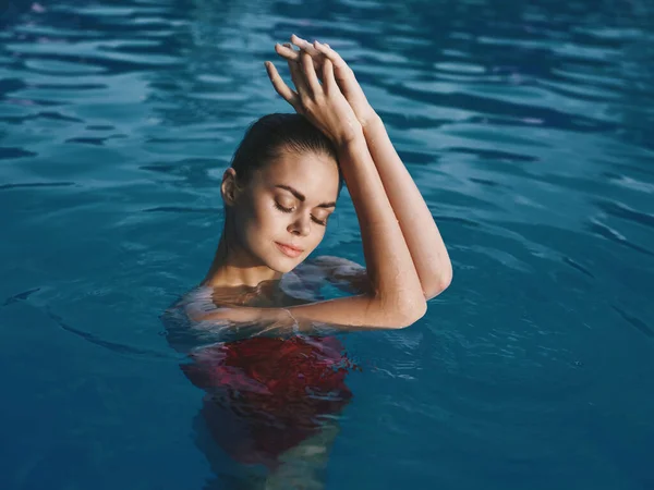 Mujer bonita con los ojos cerrados en traje de baño rojo naturaleza lujo —  Fotos de Stock