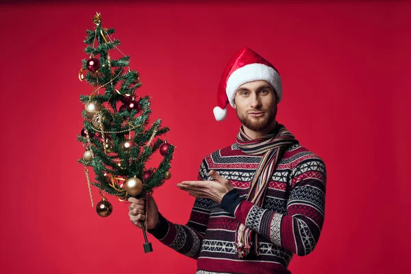 Homme émotionnel jouets arbre de Noël Nouvel an fond rouge — Photo