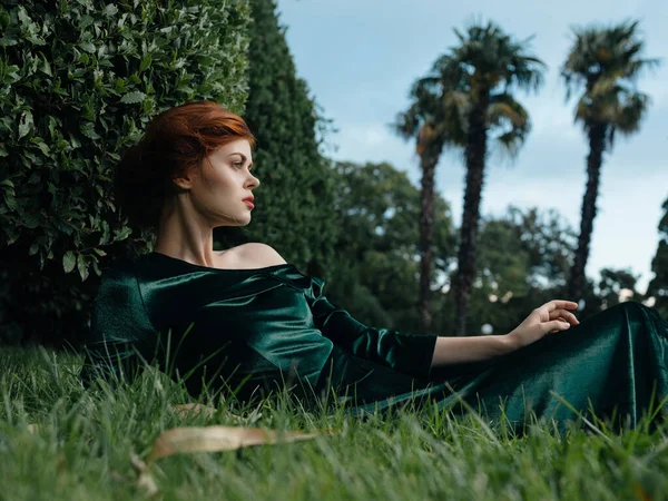 Csinos nő a kertben bokrok pálmafák fantasy gótikus — Stock Fotó